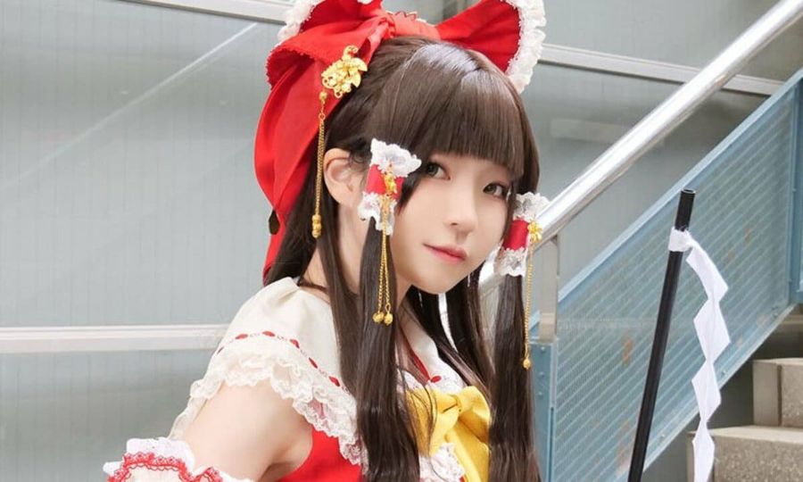 Cosplayer de Touhou interpretando a Reimu Hakurei